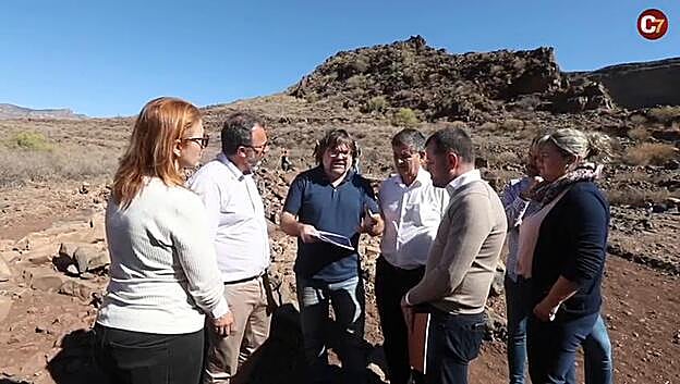 Monumento funerario bajo las piedras