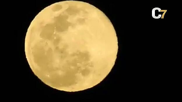 Una superluna con calima