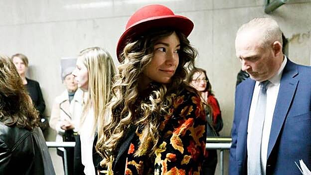 La actriz y modelo Lauren Yong abandona el tribunal.