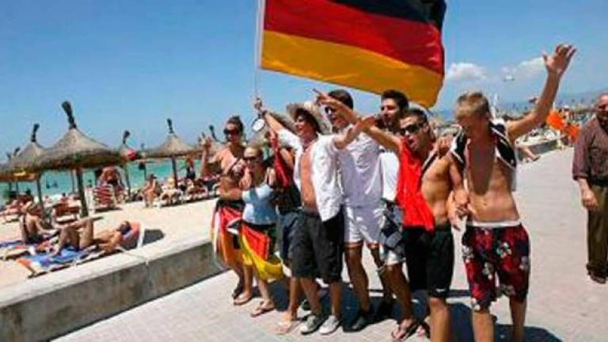 Baleares pide a 25.000 turistas que se vayan