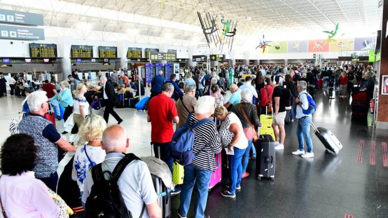 La Guardia Civil requisa 11.000 mascarillas en el aeropuerto de Gran Canaria