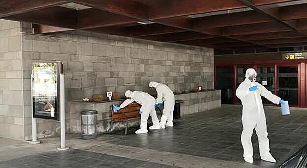 Así desinfecta la UME el aeropuerto de Lanzarote