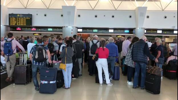 El Aeropuerto de Gran Canaria se colapsa de turistas