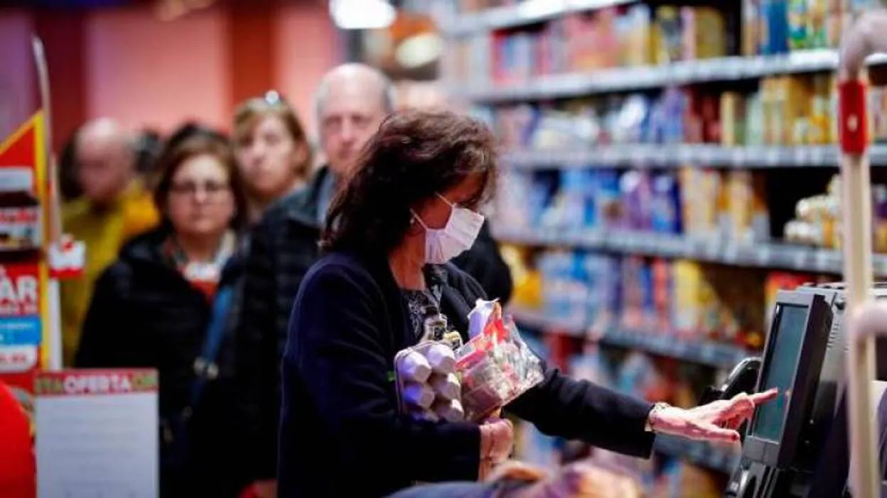 Los españoles compran menos aceite y papel higiénico, pero suben un 78% las ventas de cerveza