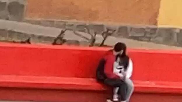 Se saltan el estado de alarma para besarse en un parque