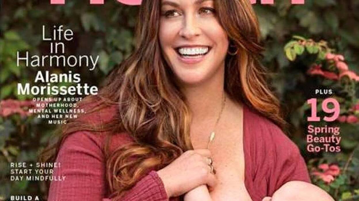 Alanis Morissette posa amamantando a su hijo