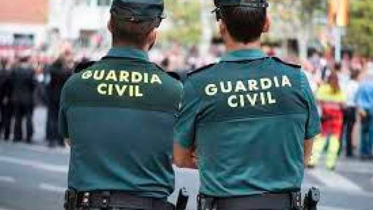 La Guardia Civil ayuda comida y protección