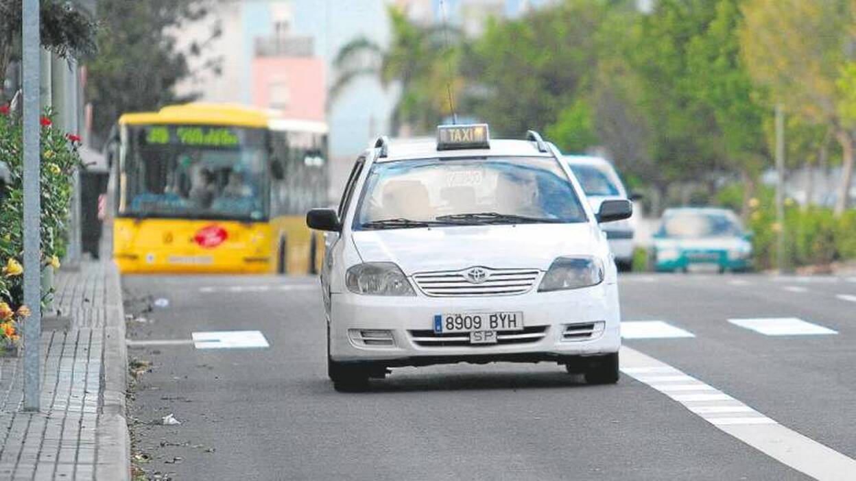 El taxi mantiene el servicio al 20% y Guaguas refuerza 3 líneas