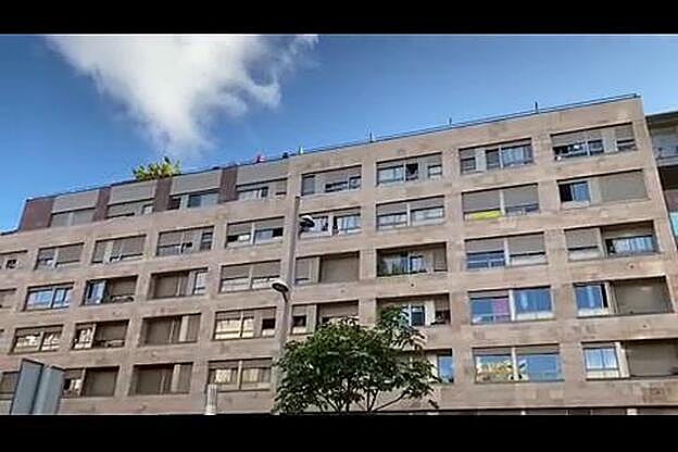 Se alía con sus vecinos para felicitar a su novio por su cumpleaños