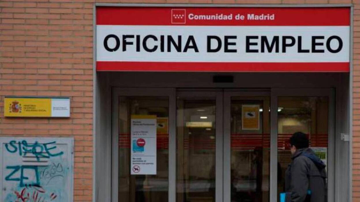 El paro sube en 121.000 personas hasta marzo y se destruyen 285.600 empleos
