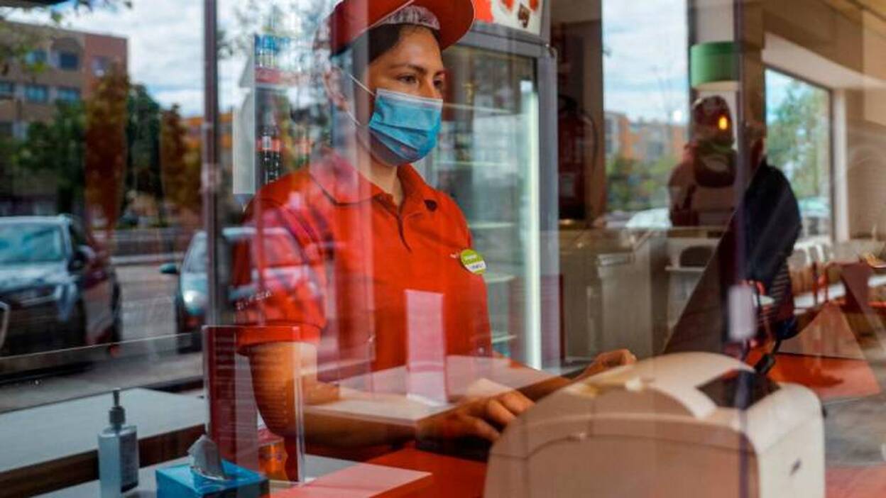 El sector de la restauración rechaza las mamparas por ser un coste inasumible