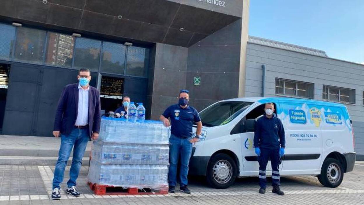 Los sintechos del pabellón de Jinámar reciben 650 litros de agua de Aguacana
