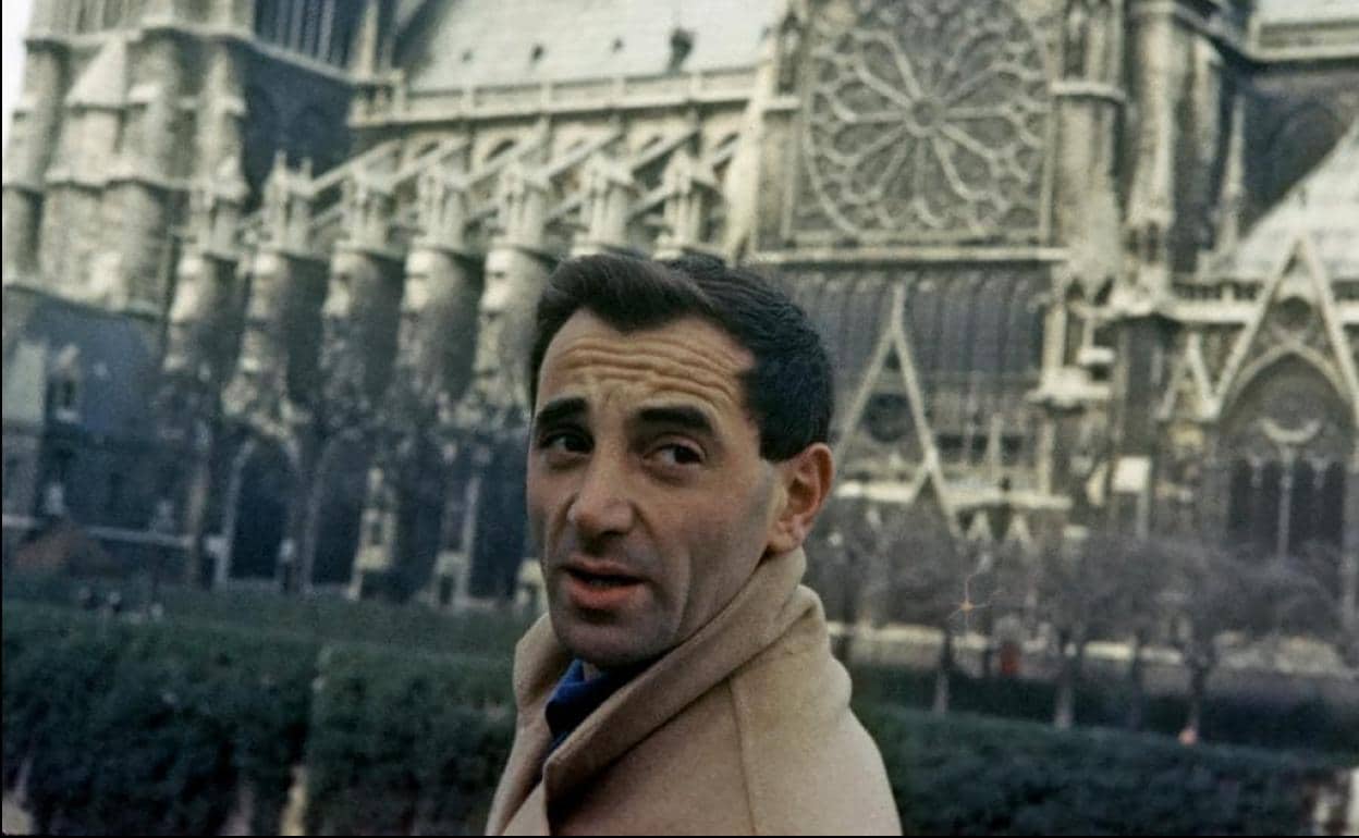 Un joven Charles Aznavour frente a la catedral de Notre Dame en una imagen del documental 'Aznavour by Charles'.