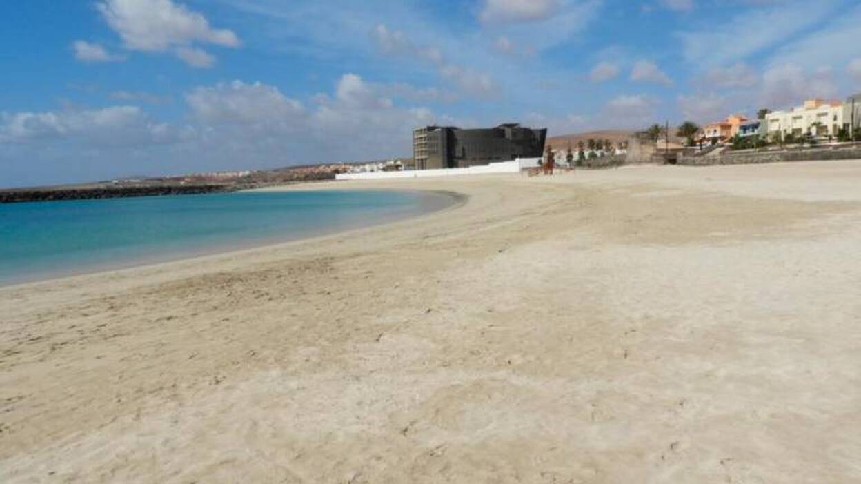 Arena, hamacas y estanco para la playa de Los Pozos