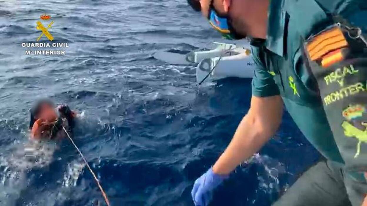Rescatado tras caer de un catamarán a dos millas de Tenerife