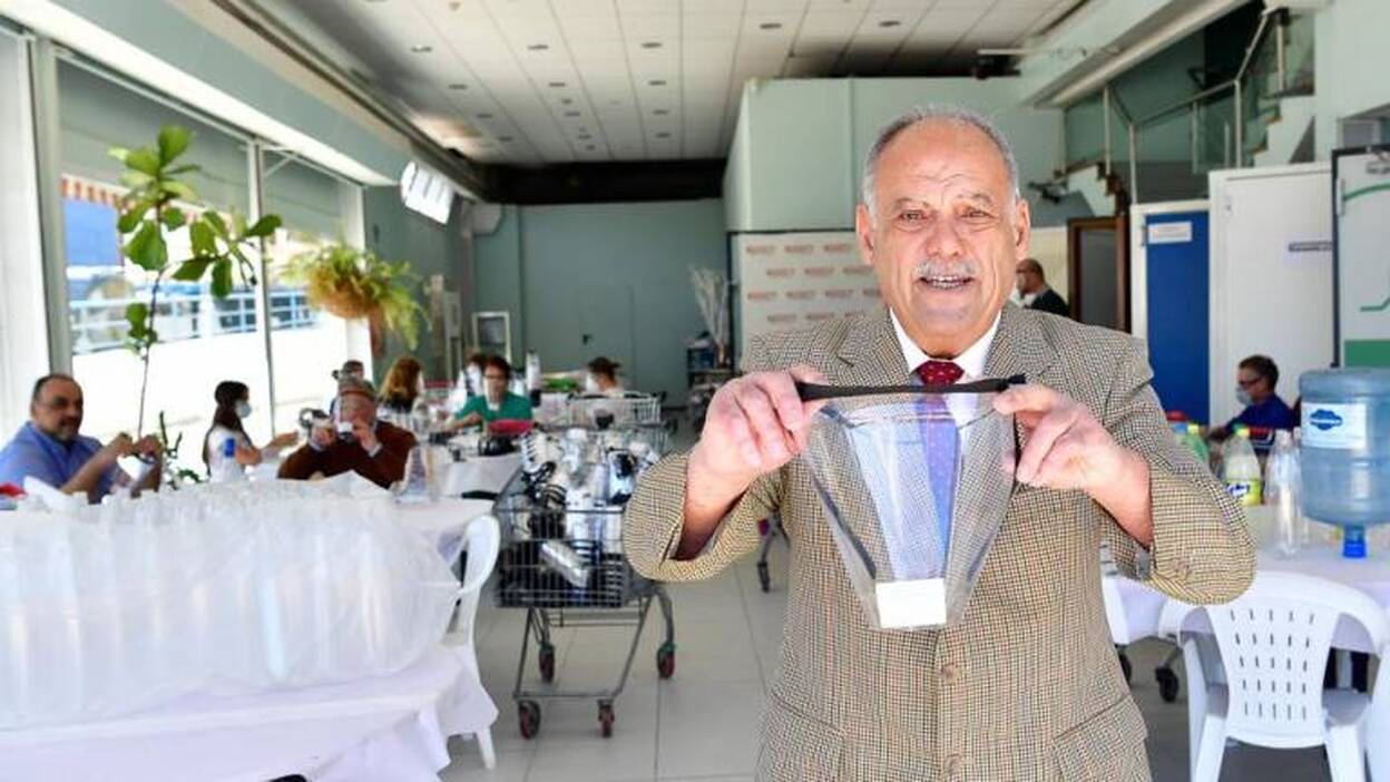 Una máscara para cada canario en un mes