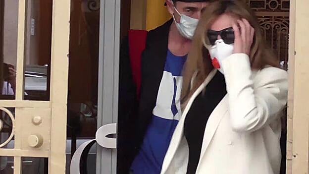 Alessandro Lequio viste las gorras de su hijo para rendirle homenaje