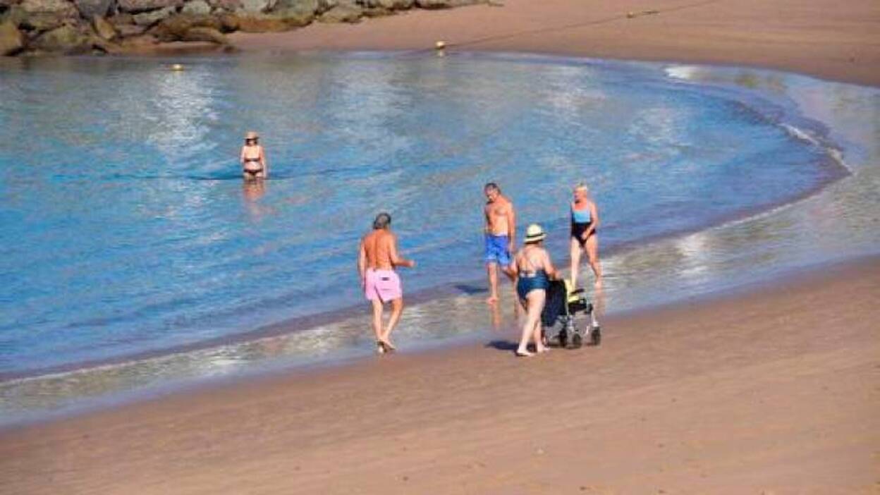 Primeros bañistas en la playa de Mogán