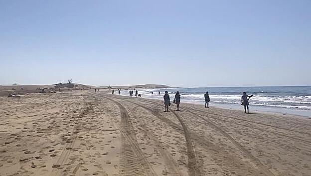 Maspalomas se abre al baño sin turistas