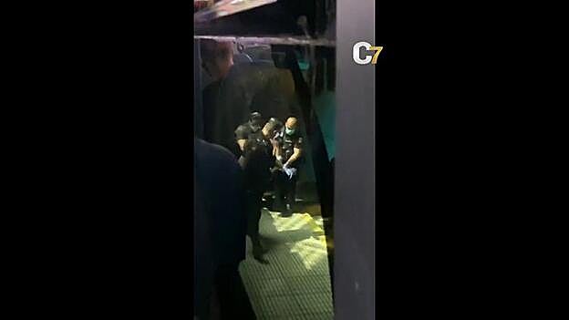 Sacado en volandas por no querer llevar mascarillas