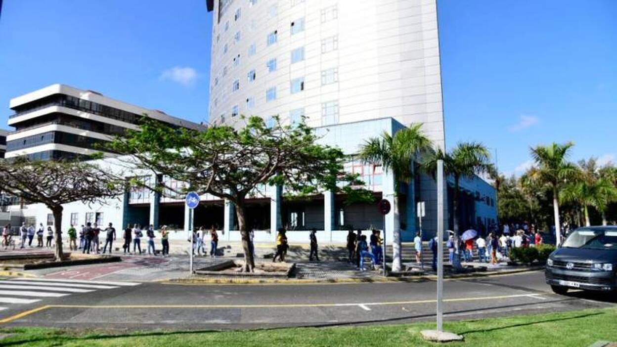 Largas colas para renovar el DNI en la Supercomisaría