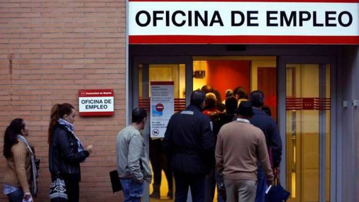 El paro sube en mayo en 26.573 personas en España
