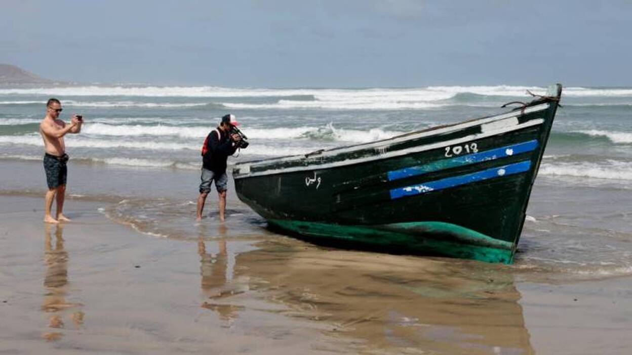 Cuarenta y siete inmigrantes rescatados de una neumática a 40 km de Lanzarote