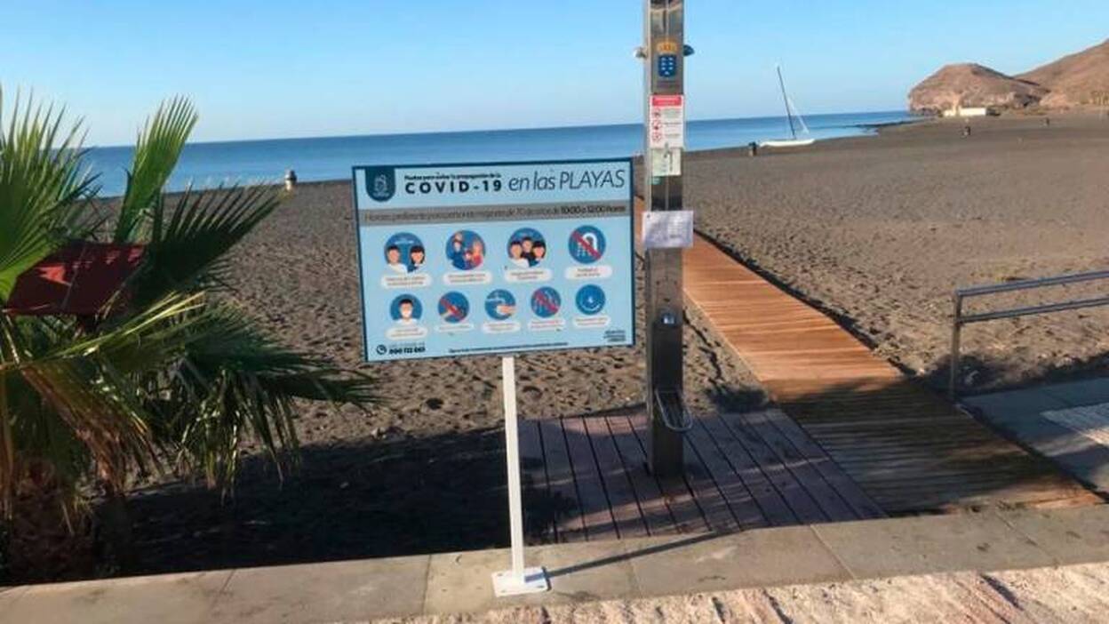 Tuineje coloca paneles con las normas sanitarias en cuatro playas