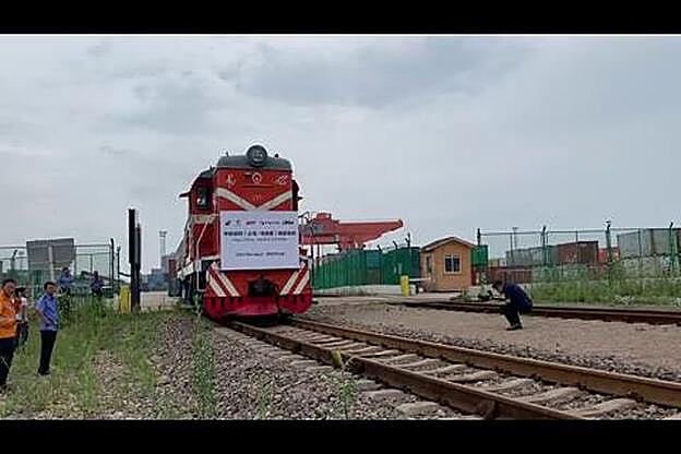 Sale de China un tren lleno de material sanitario