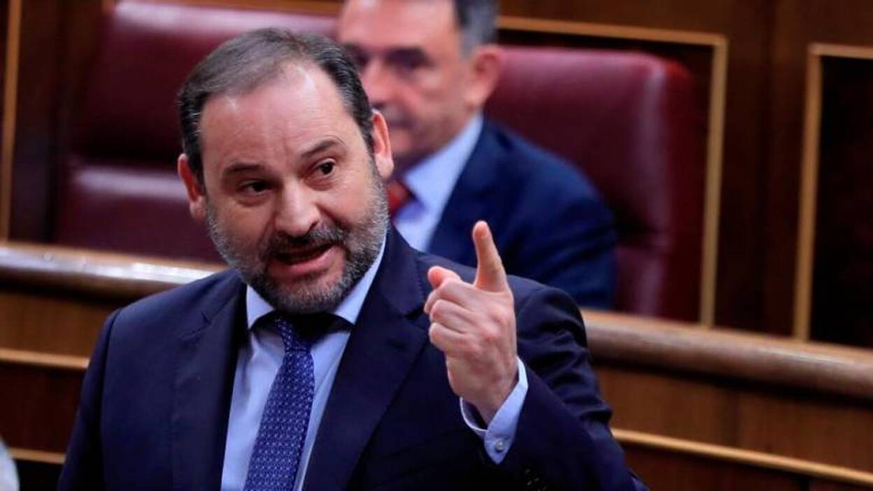 Ábalos defiende que el nombramiento de un amigo del presidente es legal