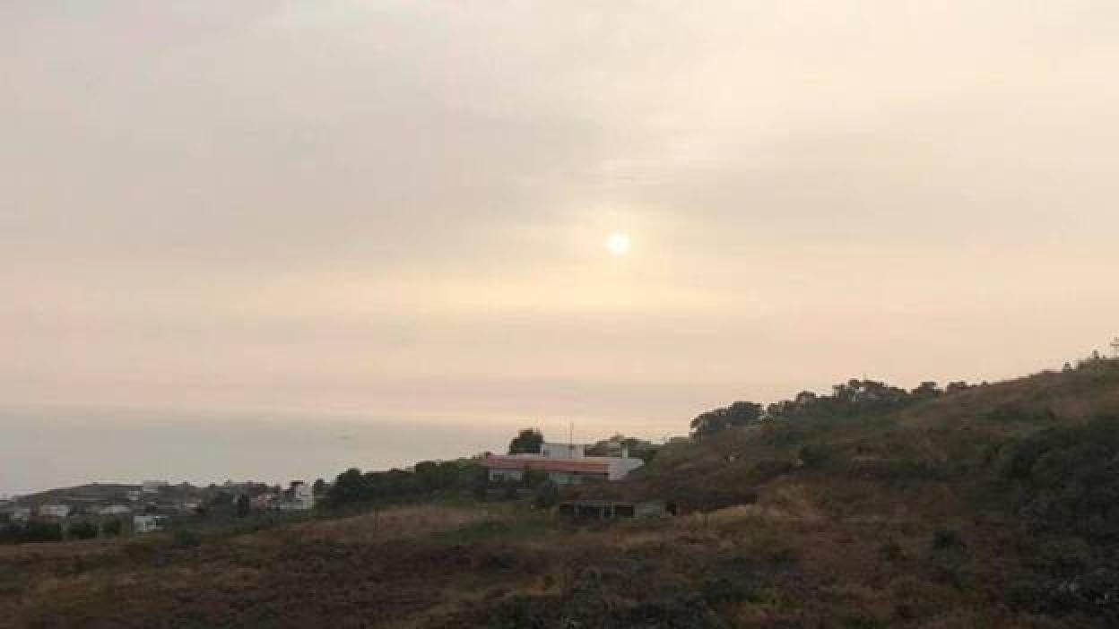 Este lunes, calima abundante en altura, alza de temperaturas y viento fuerte