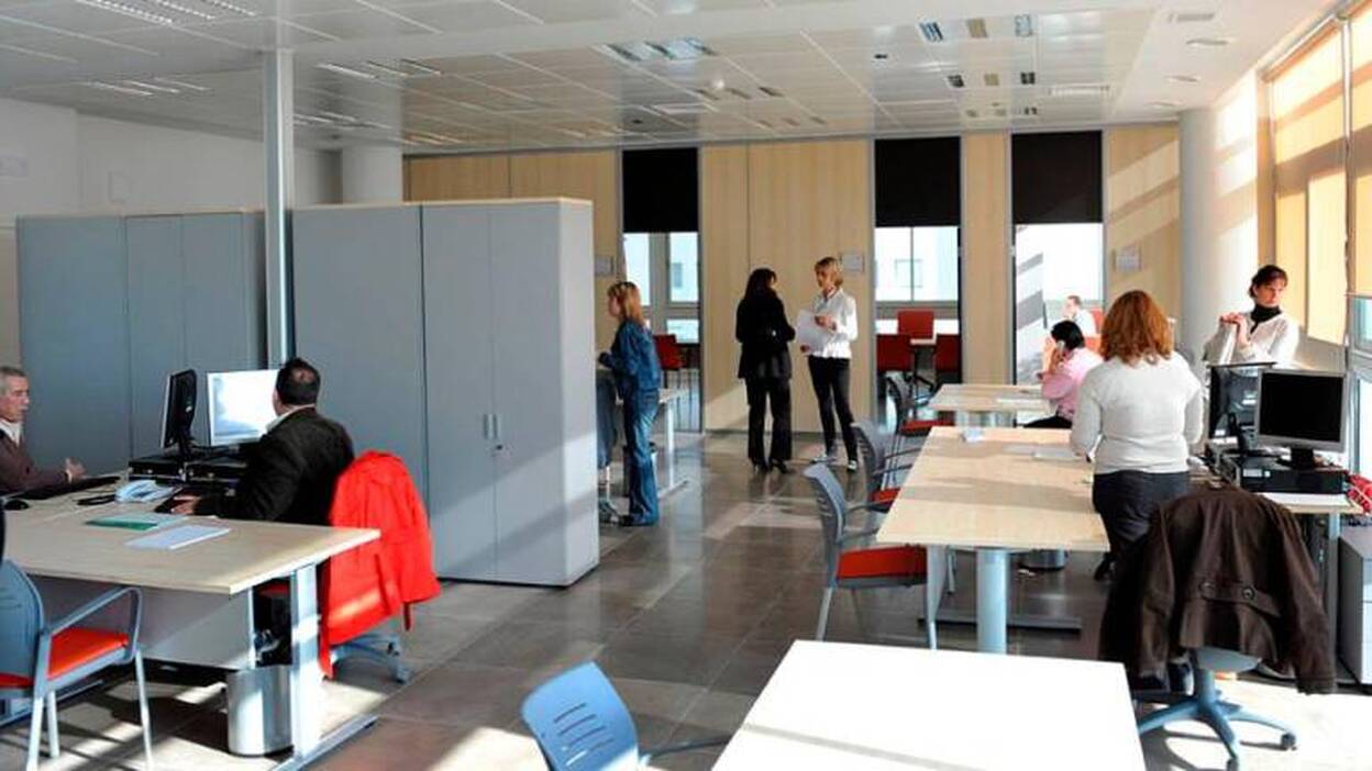 Los funcionarios canarios pueden  teletrabajar hasta cinco días semanales