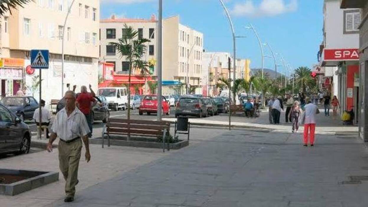 Un motorista herido al chocar contra un coche