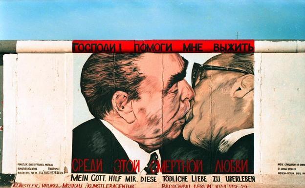 El mural satírico inmortalizado en los restos del muro de Berlín.