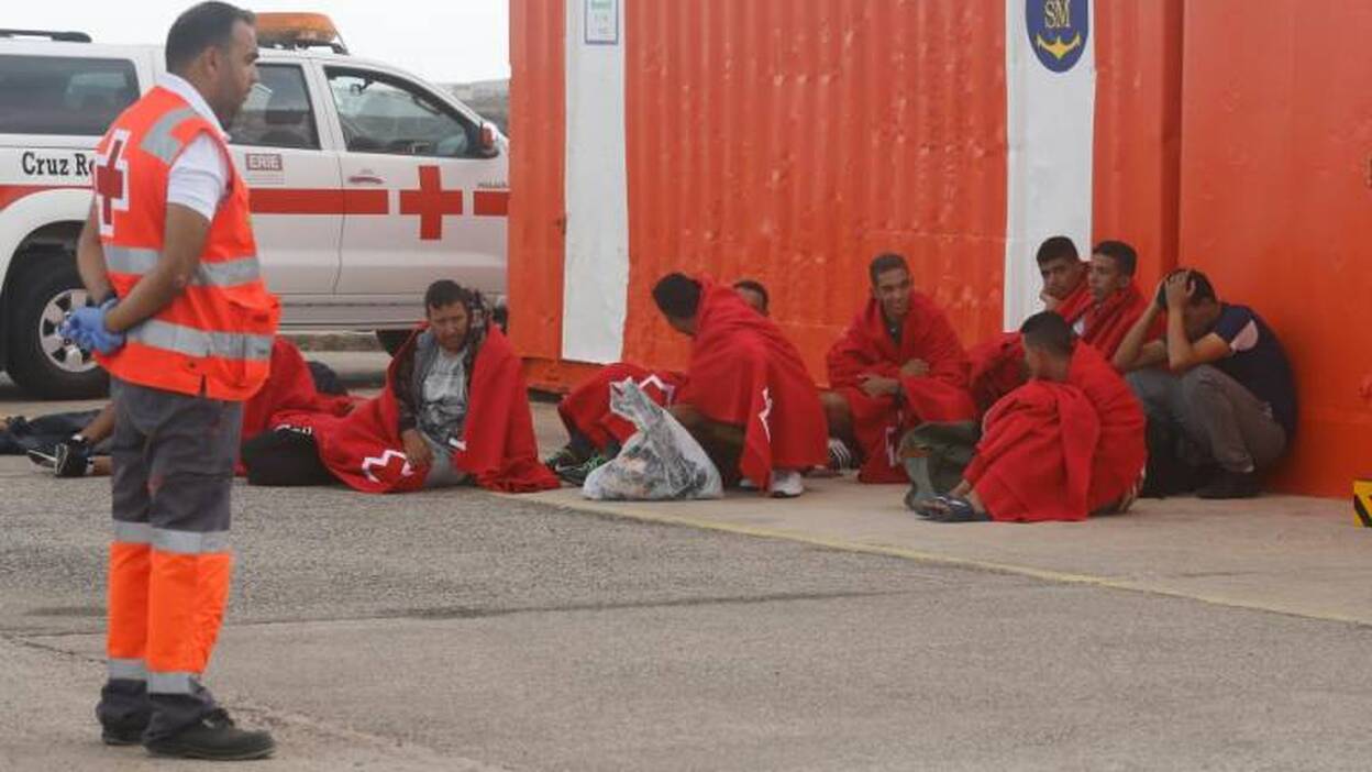 25 subsaharianos en lancha neumática