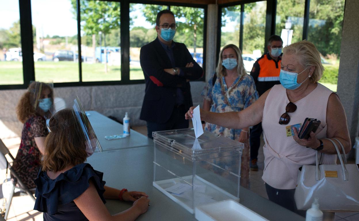 Votación simulada en un colegio electoral de Orense para evaluar las medidas de protección. 