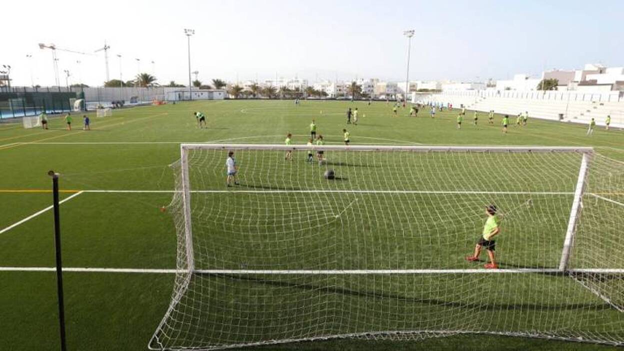 El parque deportivo estrena pistas de pádel y césped en el campo de fútbol