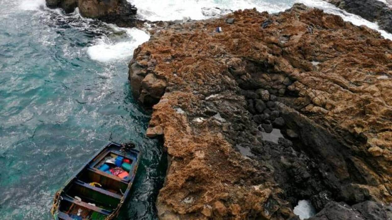 Localizan a nueve inmigrantes en la costa de Haría