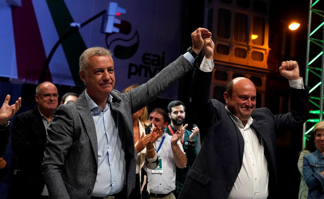 Iñigo Urkullu y Andoni Ortuzar celebran la victoria del PNV