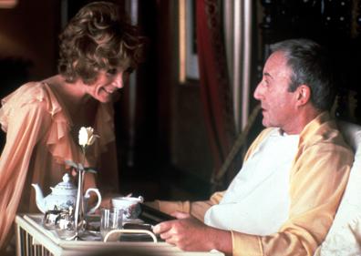 Imagen secundaria 1 - Peter Sellers como el inspector Clouseau en 'El retorno de la Pantera Rosa'; junto a Shirley MacLaine en 'Bienvenido, Mr. Chance' y en la piel del doctor Strangelove en '¿Teléfono rojo? Volamos hacia Moscú'.