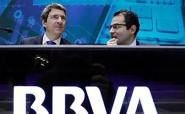El economista jefe del BBVA, Jorge Sicilia (i), junto al economista jefe para España, Miguel Cardoso.