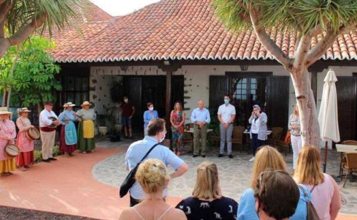 Recibimiento de los miembros de la OMT llegados a La Gomera. 