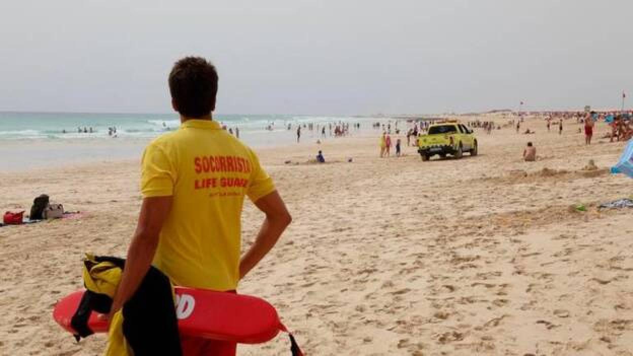 Doce socorristas más vigilan las Grandes Playas y Piedra Playa