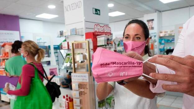 Las farmacias reparten mascarillas contra la violencia de género