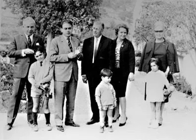 Imagen secundaria 1 - 1) Jordi Pujol (i),candidato de CIU; y Pasqual Maragall,candidato del PSC se saludan antes de iniciar un debate en la TV-3. 2) Jordi Pujol con sus hijos Jordi, Josep y Marta, sus suegros y sus padres, en Vallirana, en 1966. 3) Jordi Pujol, posando con sus hijos Pere Pujol (i), Jordi Pujol Ferrusola, y Oriol Pujol (d) ,en la cima del monte Aneto