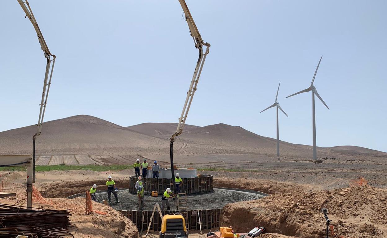 Trabajos días atrás para completar el relleno de la primera base del parque eólico Arrecife. 