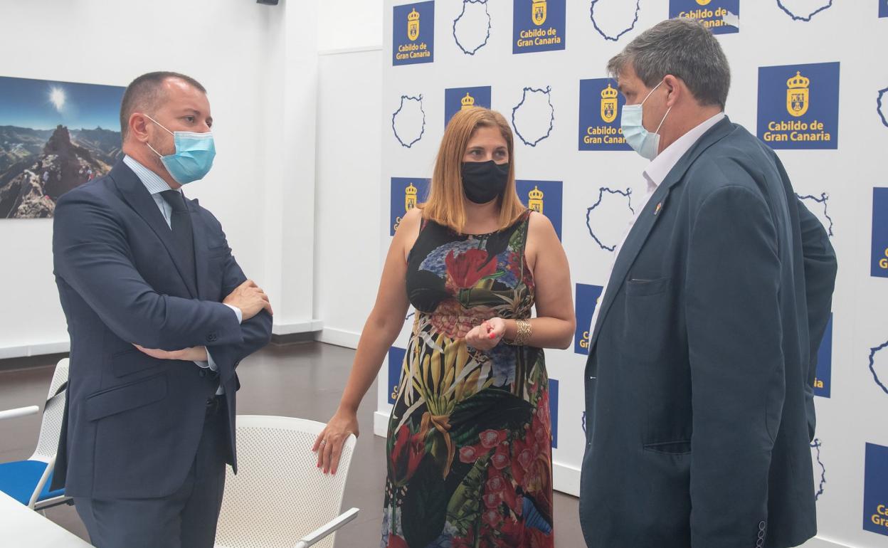 De izquierda a derecha, Teodoro Sosa, Isabel Mena y Javier Doreste, ayer, tras la firma de la cesión de los terrenos situados en Tamaraceite. 