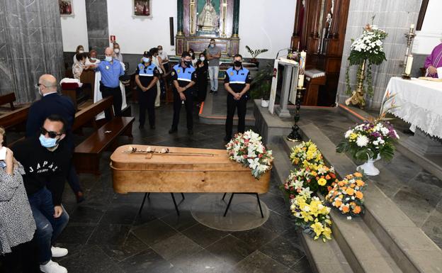 Imagen principal - Honores y lágrimas en el adiós del policía Martín Calzada
