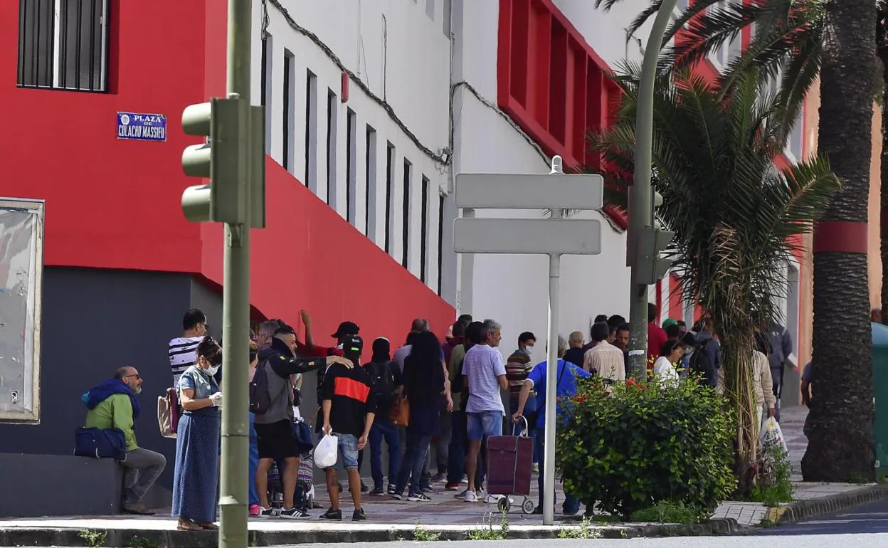 Cola en la puerta de Cáritas de personas en busca de alimentos en abril. La epidemia ha disparado los índices de pobreza en Canarias. 