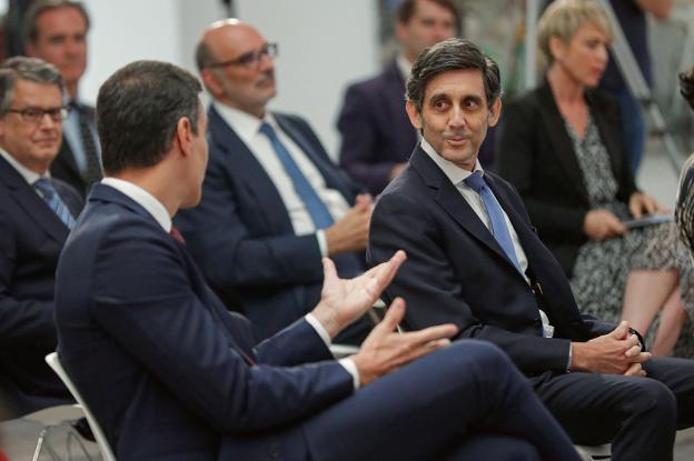 El presidente de Telefónica, José María Álvarez-Pallete, conversa con Pedro Sánchez ayer en La Moncloa. 